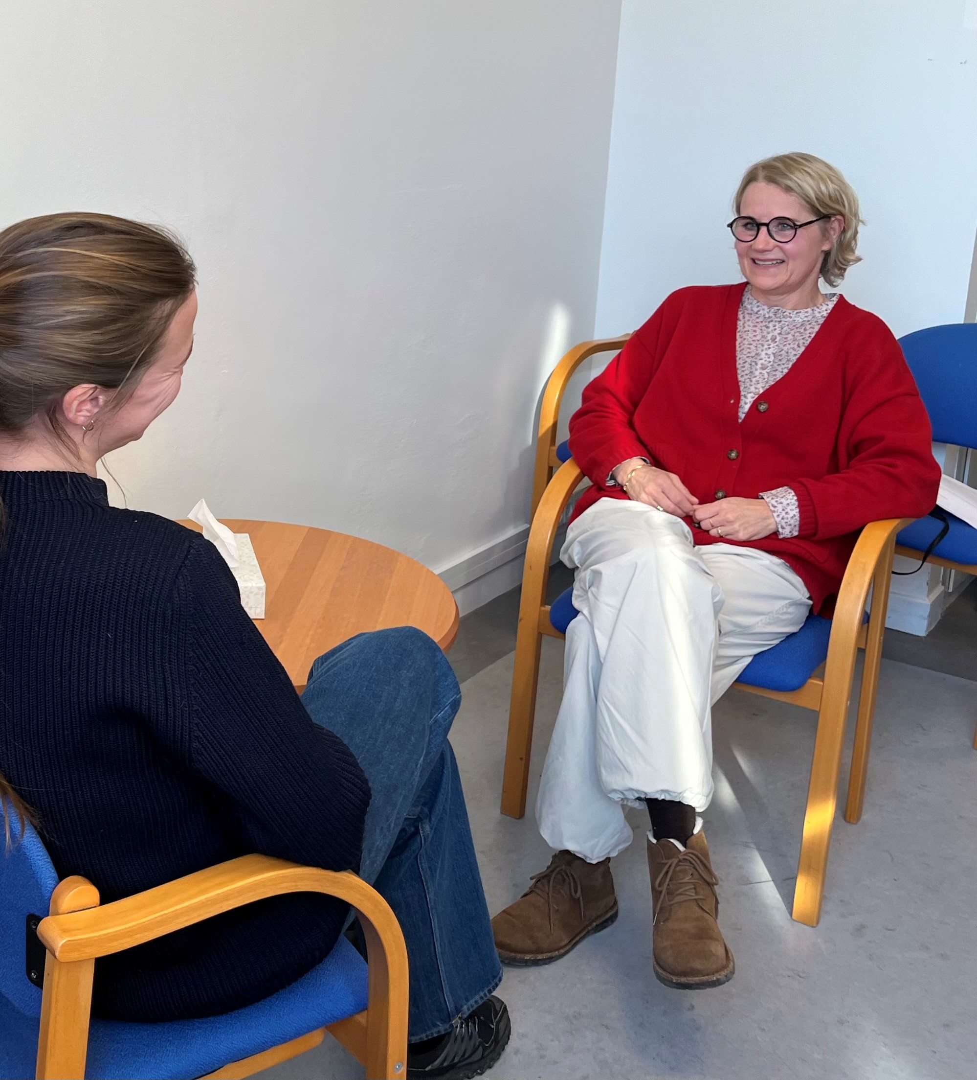 Samtalerne med Vibeke Vinther Jørgensen foregår i et roligt lokale på VUC Lyngby, hvor man taler om alt det, man har på hjertet.